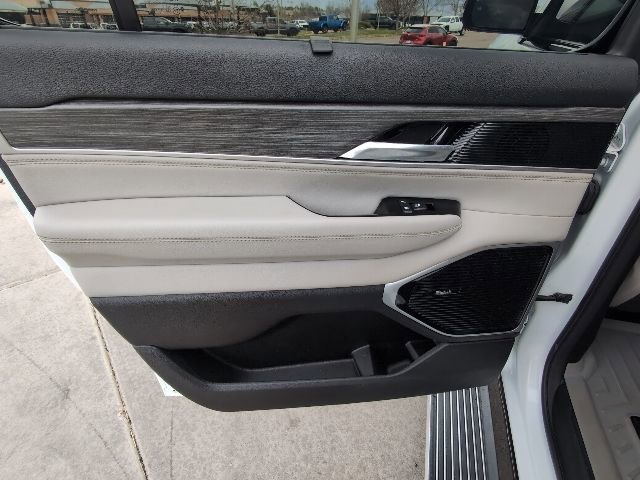 Used 2023 Jeep Wagoneer L Series III w/ Premium Group I AWD/4WD image 26