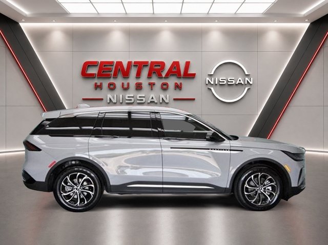 Used 2026 Lincoln Nautilus Premier AWD/4WD image 5