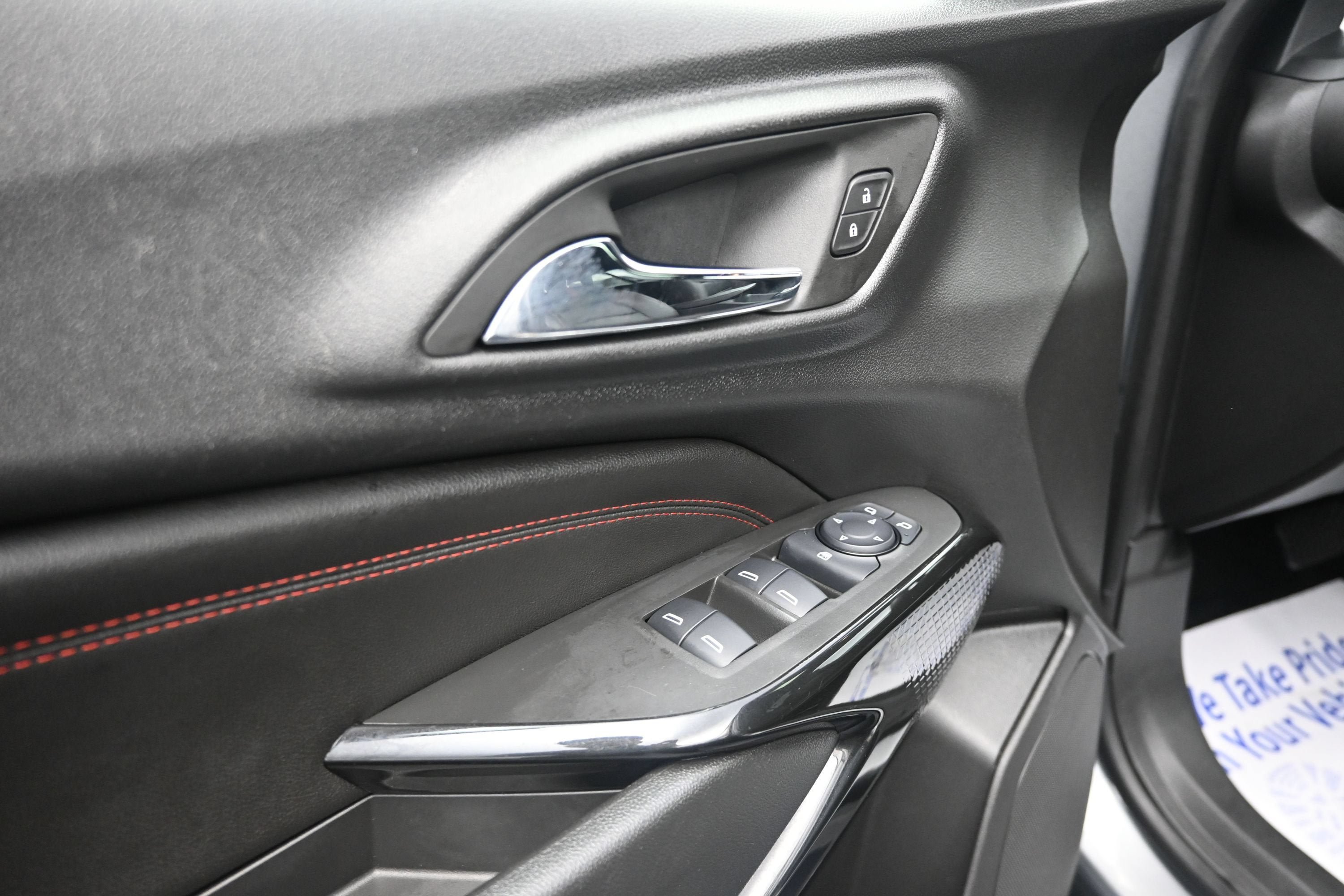 Used 2025 Chevrolet Trax RS w/ Sunroof Package FWD image 26