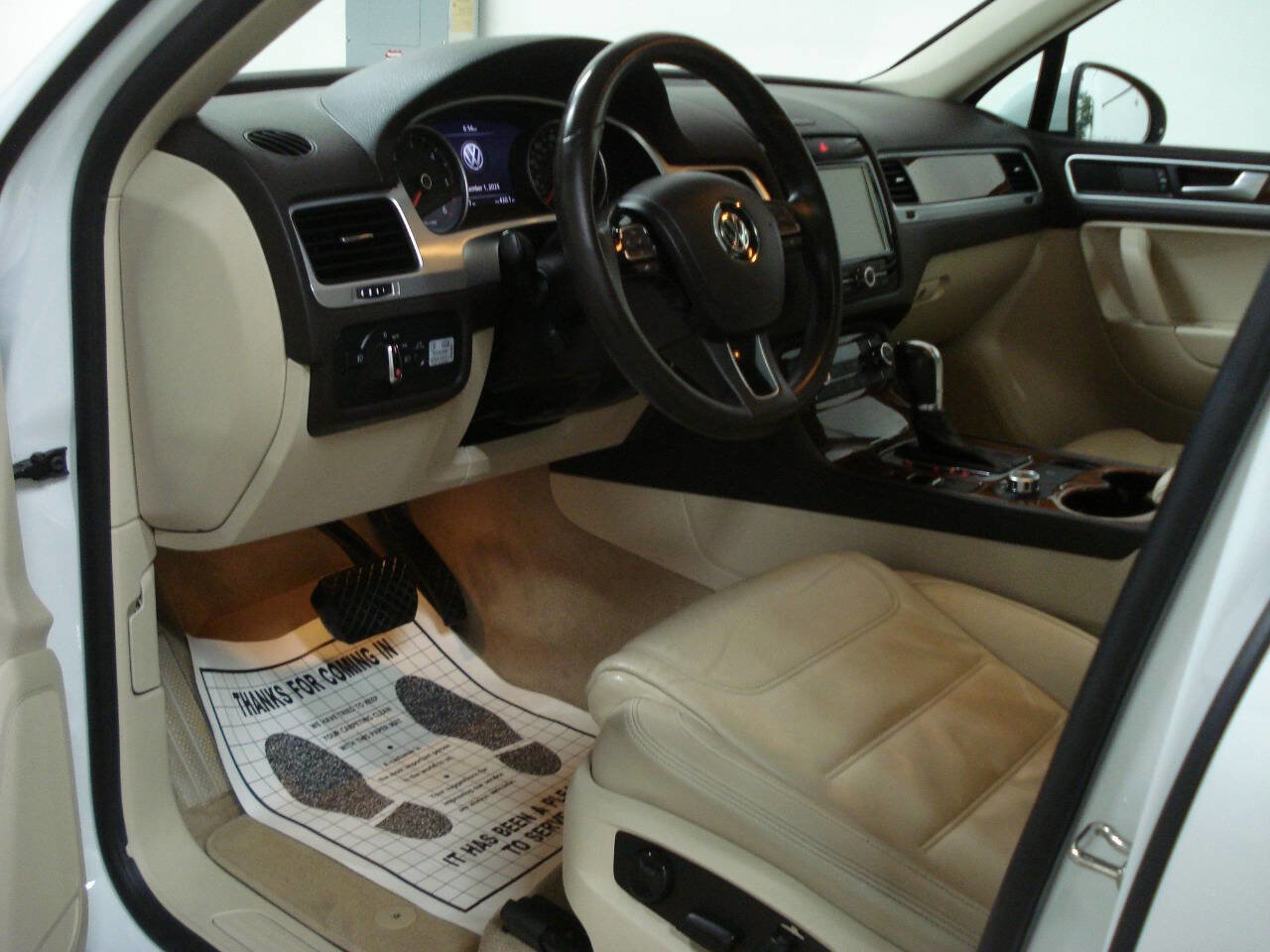 Used 2013 Volkswagen Touareg Sport image 19