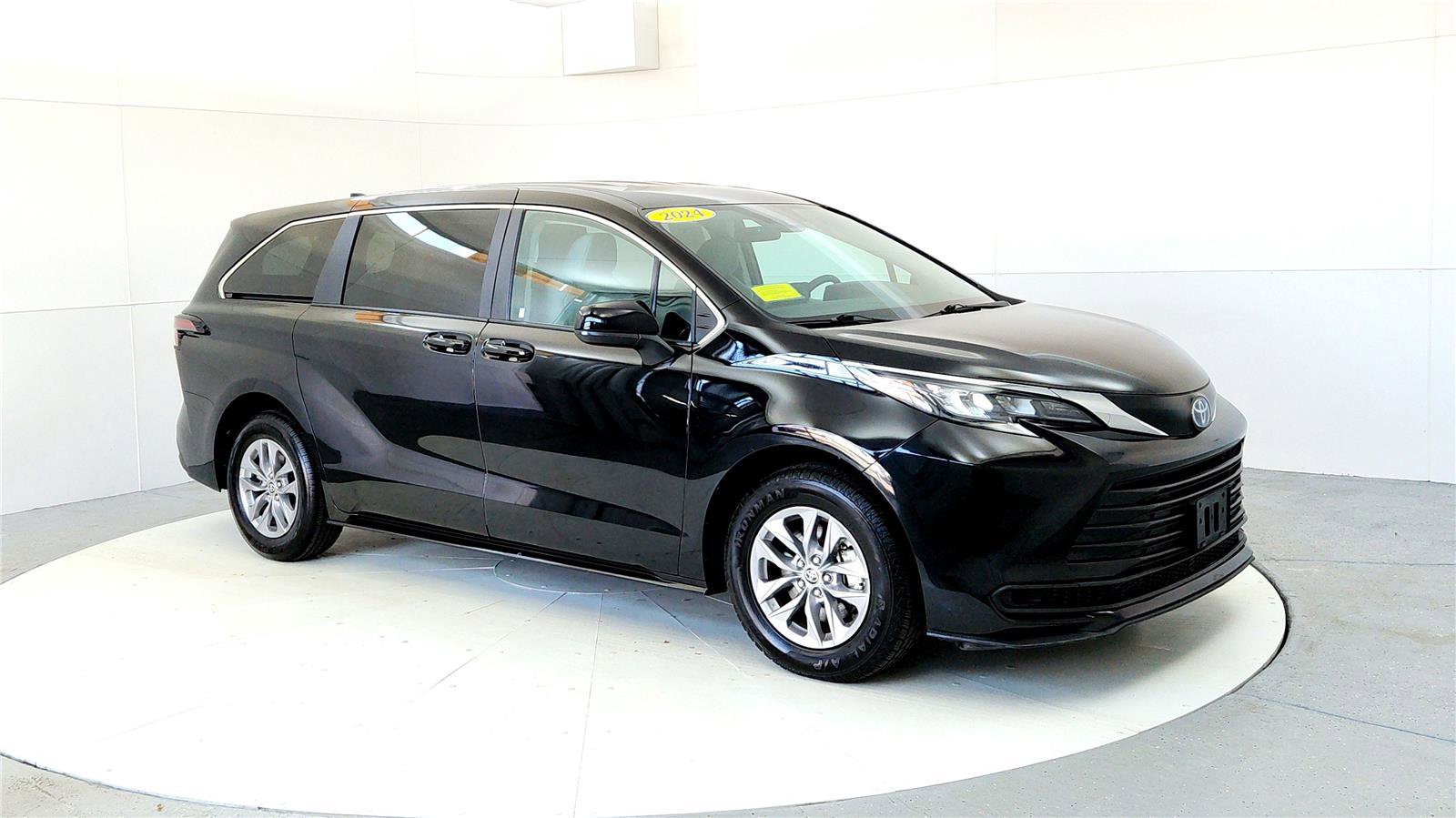 Certified 2024 Toyota Sienna LE image 7