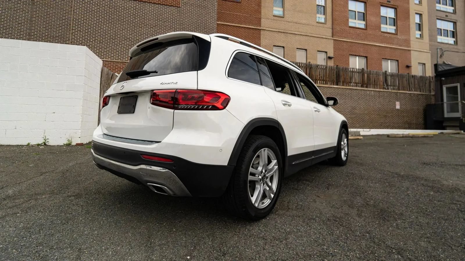Used 2020 Mercedes-Benz GLB 250 4MATIC w/ Premium Package image 3
