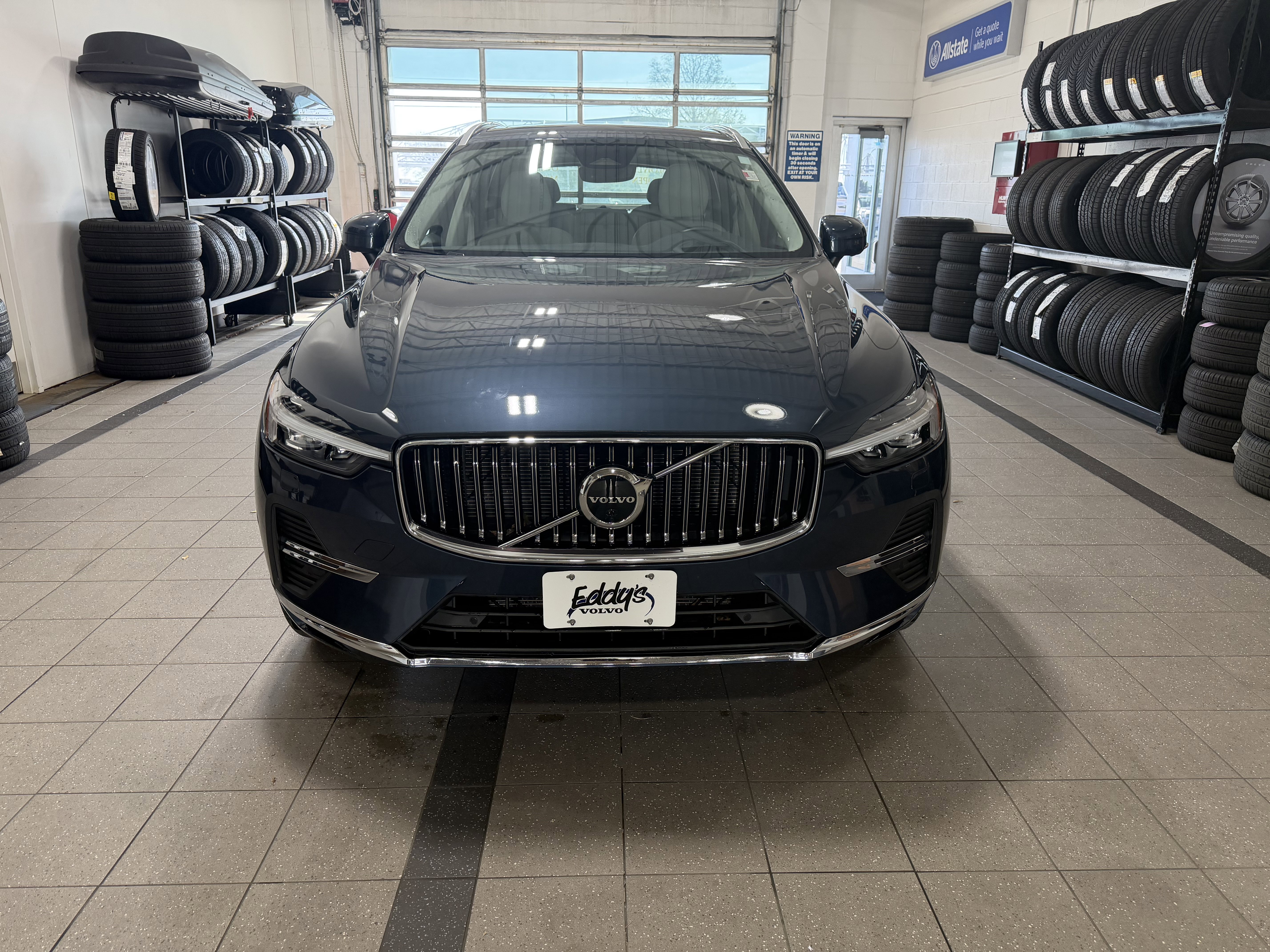 Used 2023 Volvo XC60 B5 Ultimate w/ Climate Package AWD/4WD image 3