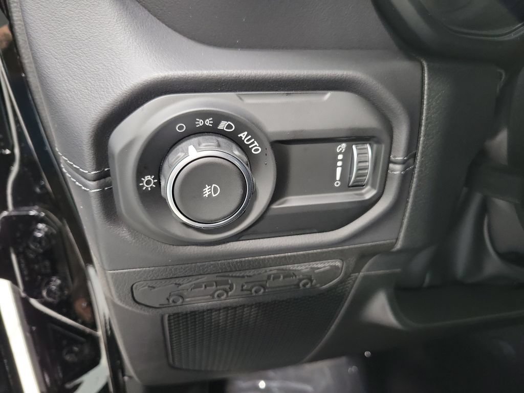 New 2026 Jeep Wrangler Unlimited Sahara w/ Technology Group AWD/4WD image 23
