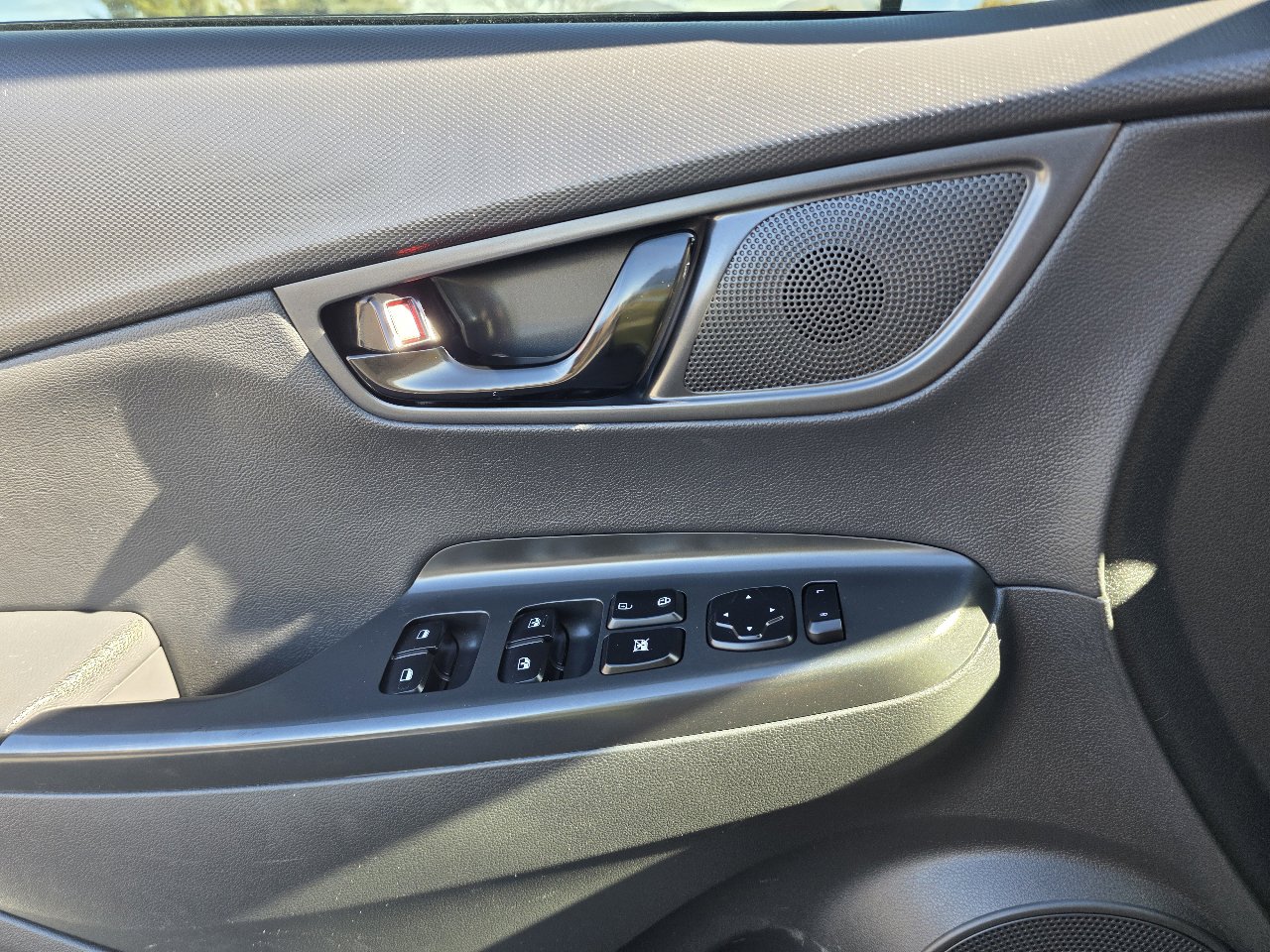 Used 2020 Hyundai Kona Limited w/ Cargo Package FWD image 11