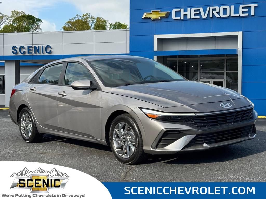 Used 2024 Hyundai Elantra SEL image 1
