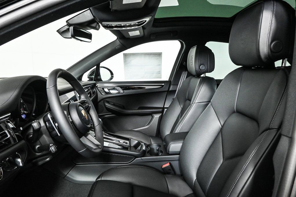 Certified 2026 Porsche Macan AWD/4WD image 5