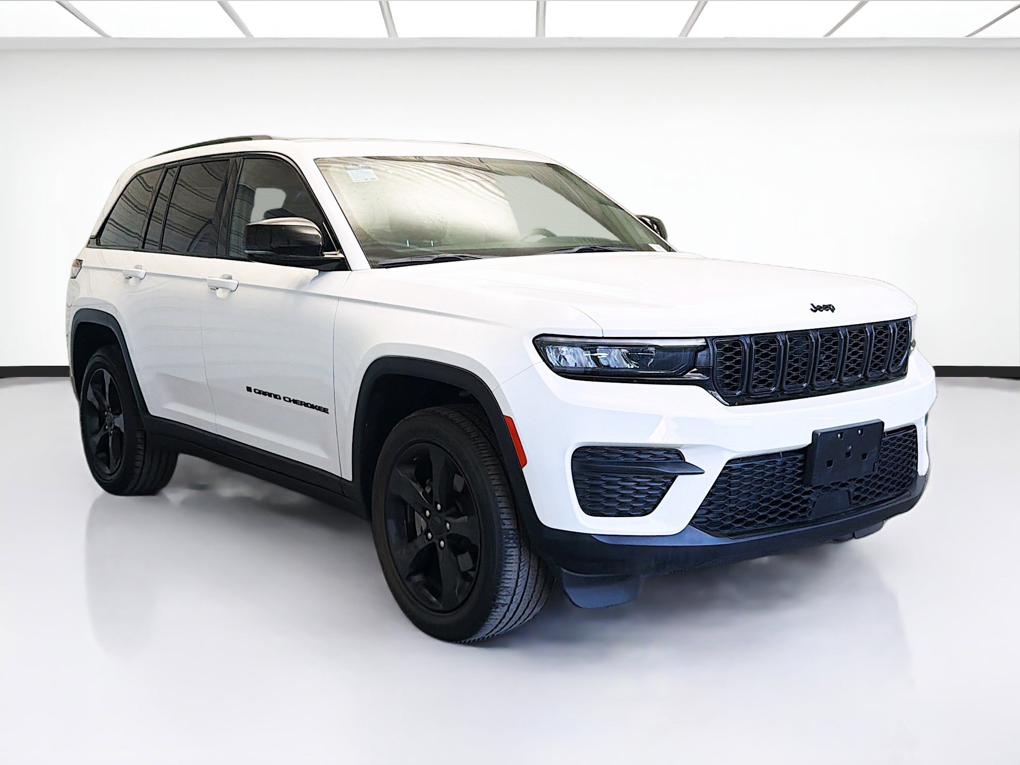 Used 2023 Jeep Grand Cherokee Altitude image 3