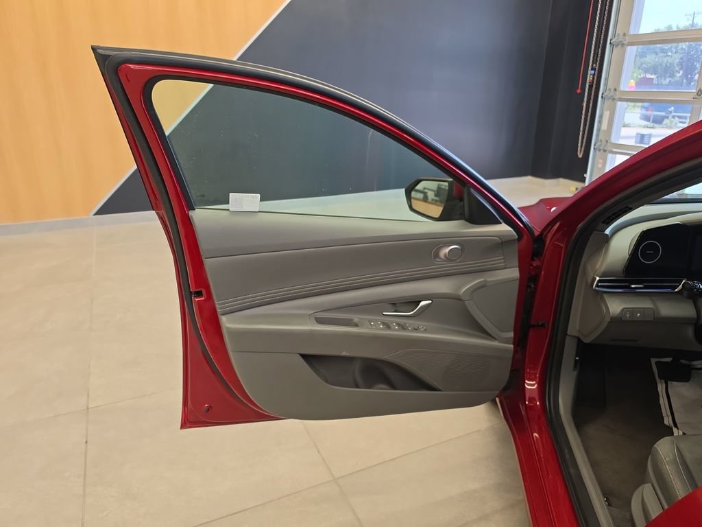 Used 2025 Hyundai Elantra SEL FWD image 14