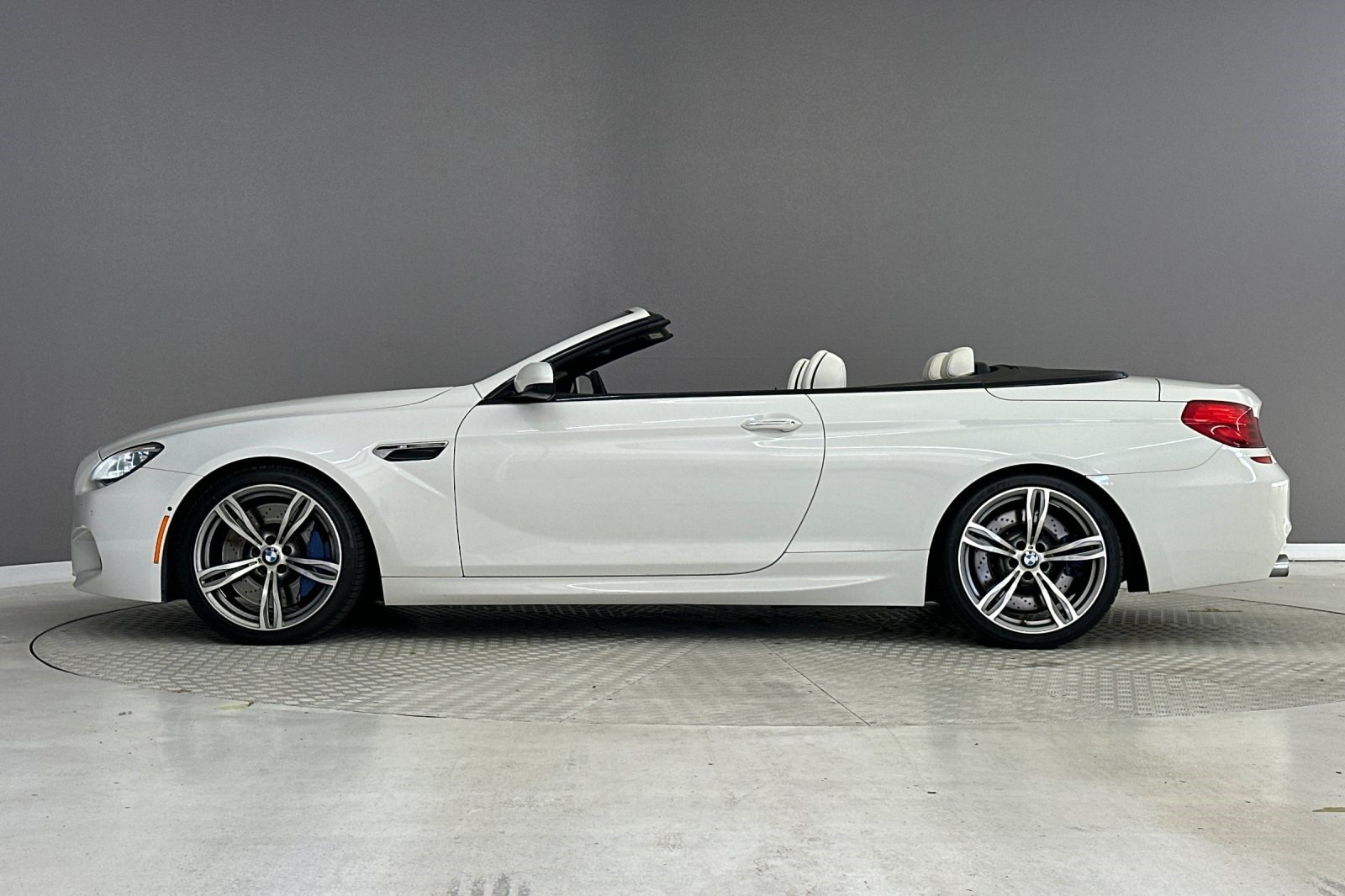Used 2013 BMW M6 Convertible RWD image 2