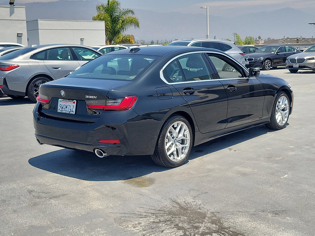 Used 2026 BMW 330i Sedan w/ Premium Package RWD image 3