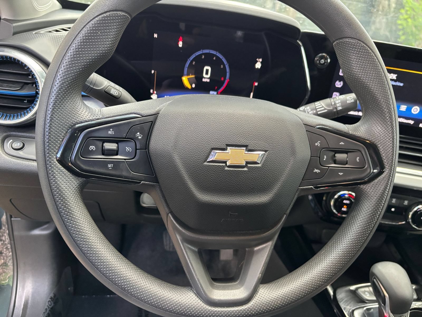 Used 2025 Chevrolet Trax LT FWD image 27