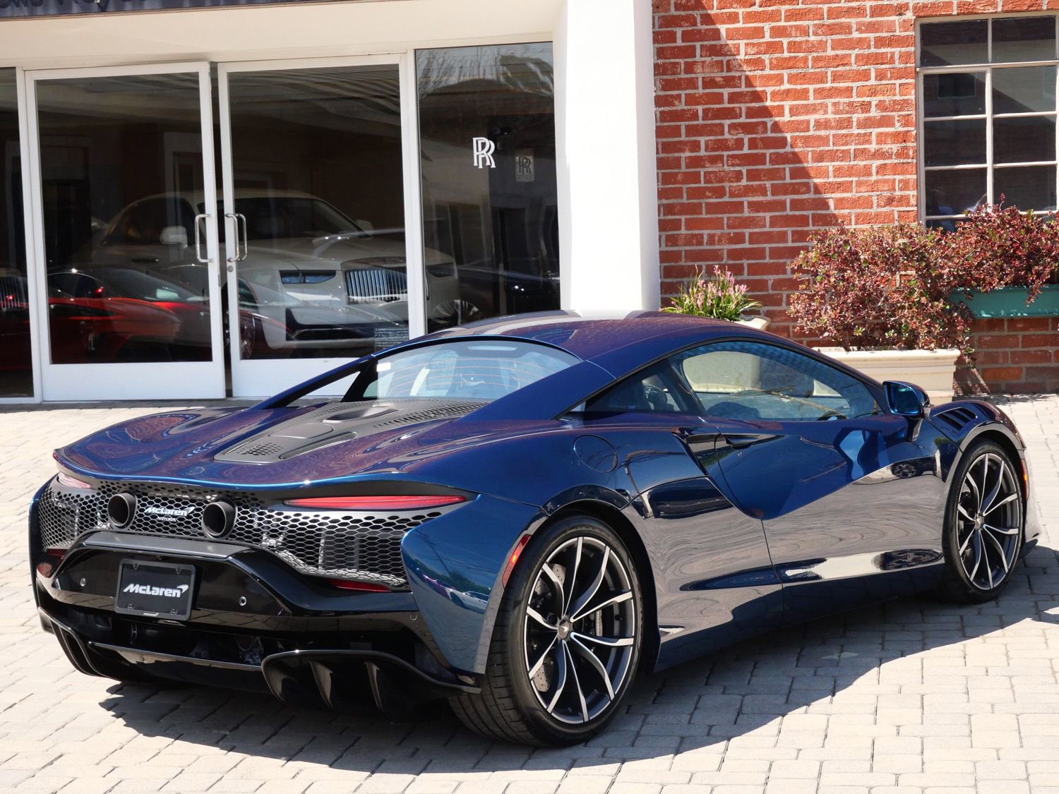 Used 2023 McLaren Artura RWD image 4