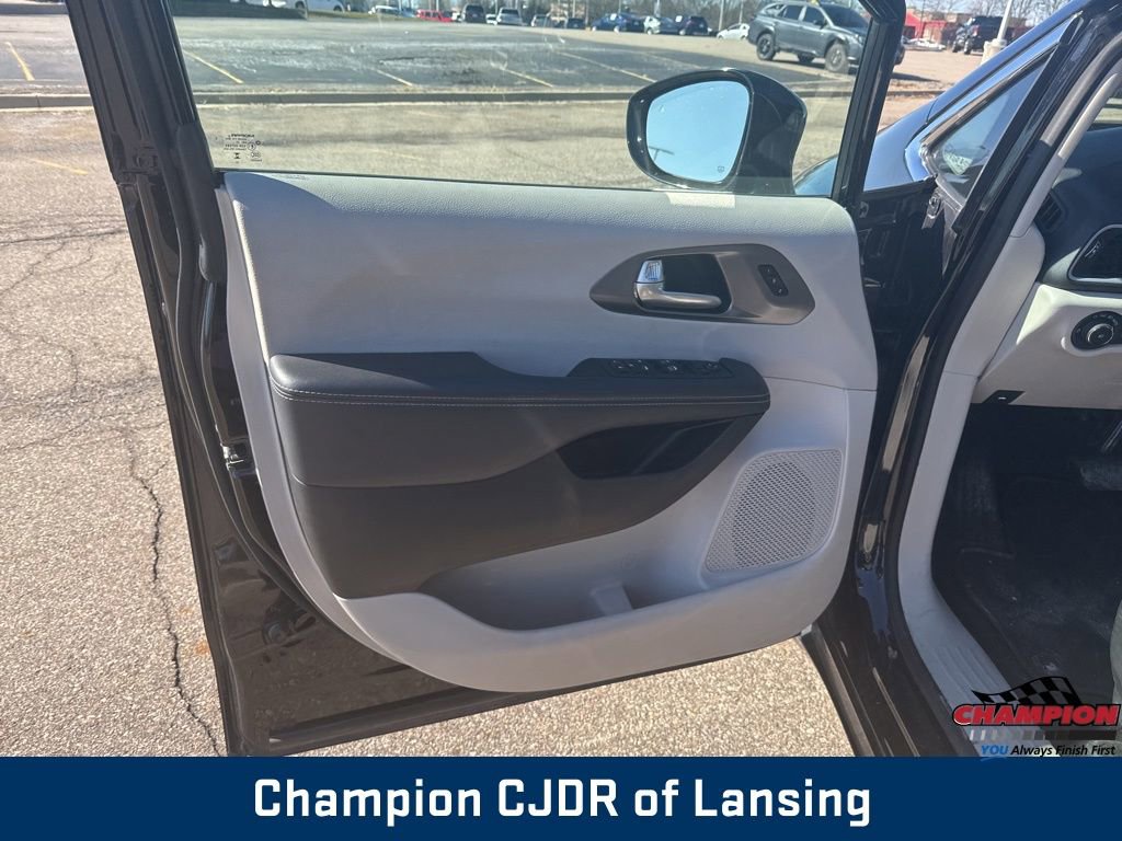 Used 2024 Chrysler Pacifica Touring-L FWD image 24