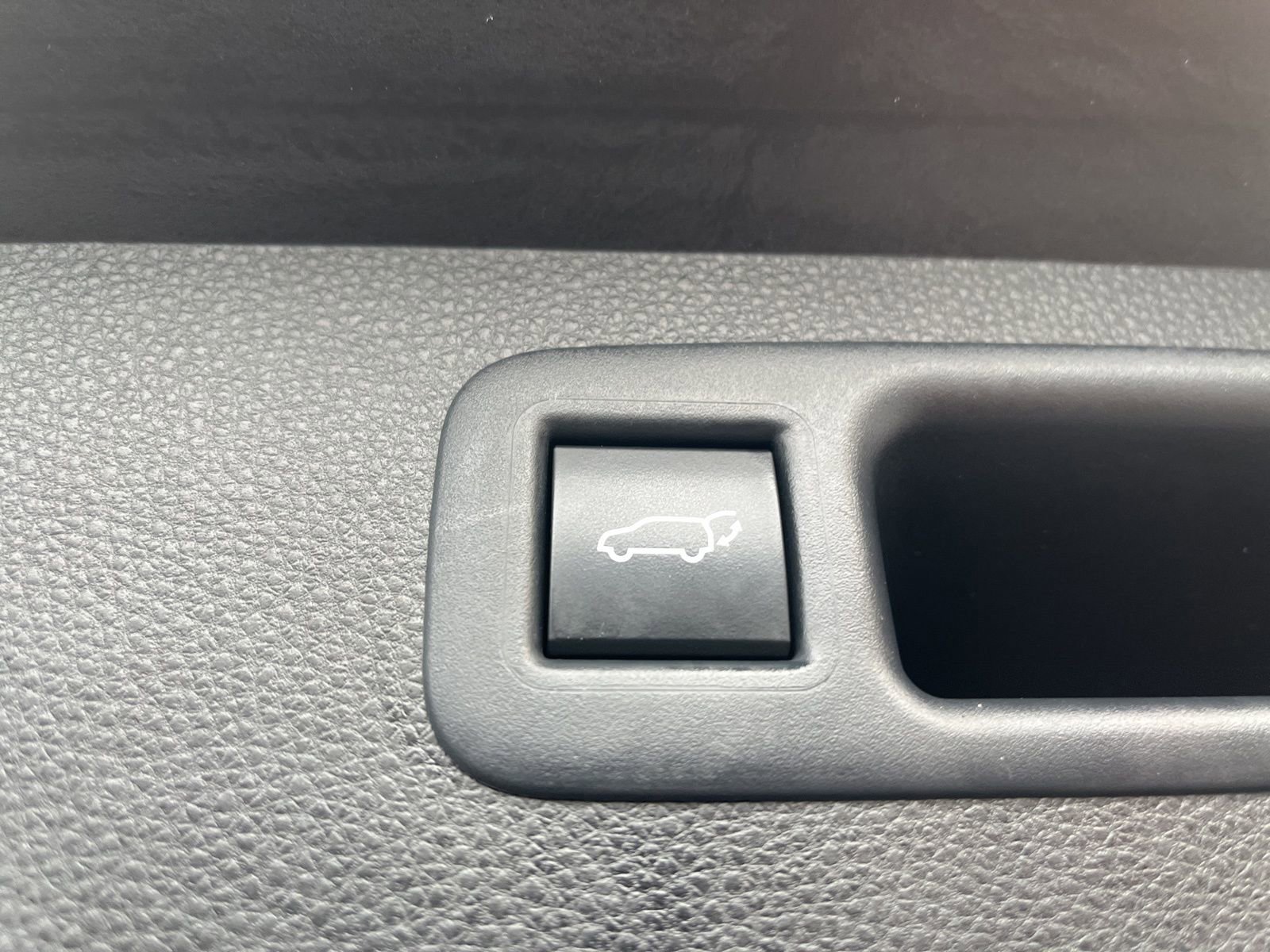 Used 2020 Toyota Highlander XLE AWD/4WD image 23