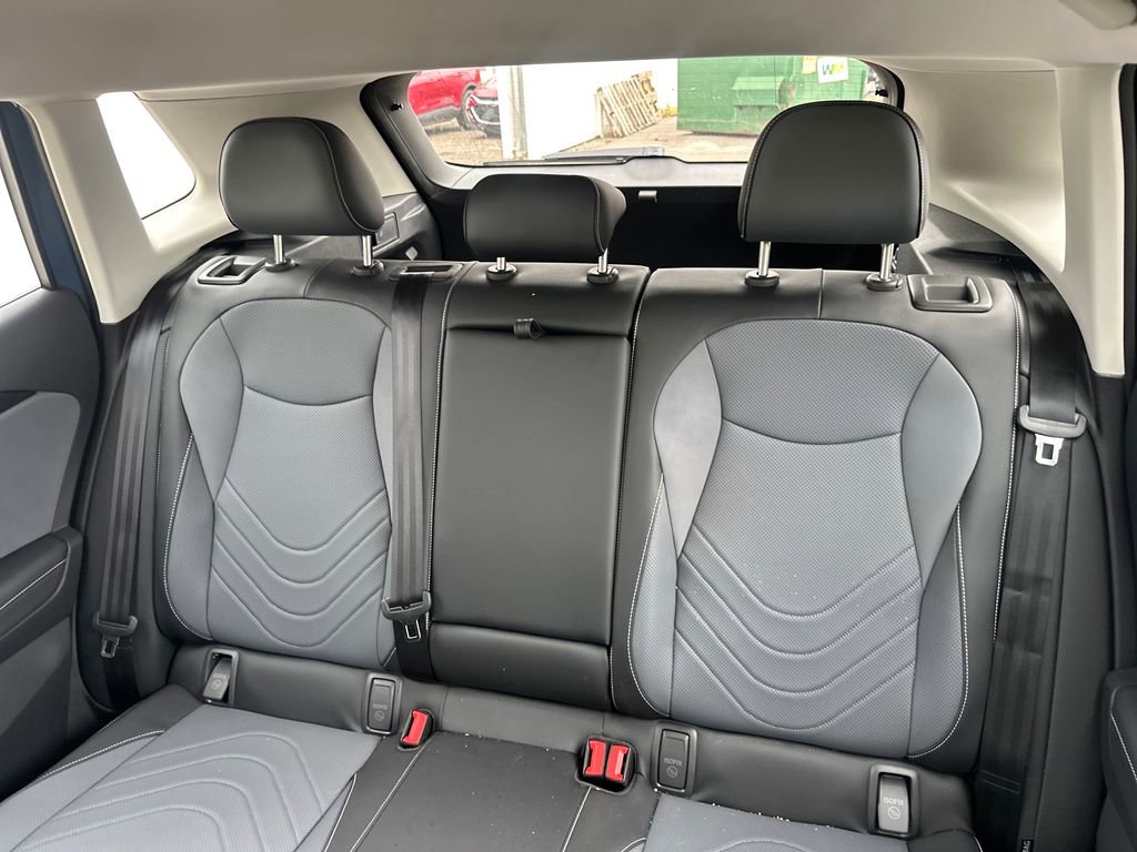 Used 2025 Volkswagen Tiguan SE FWD image 46