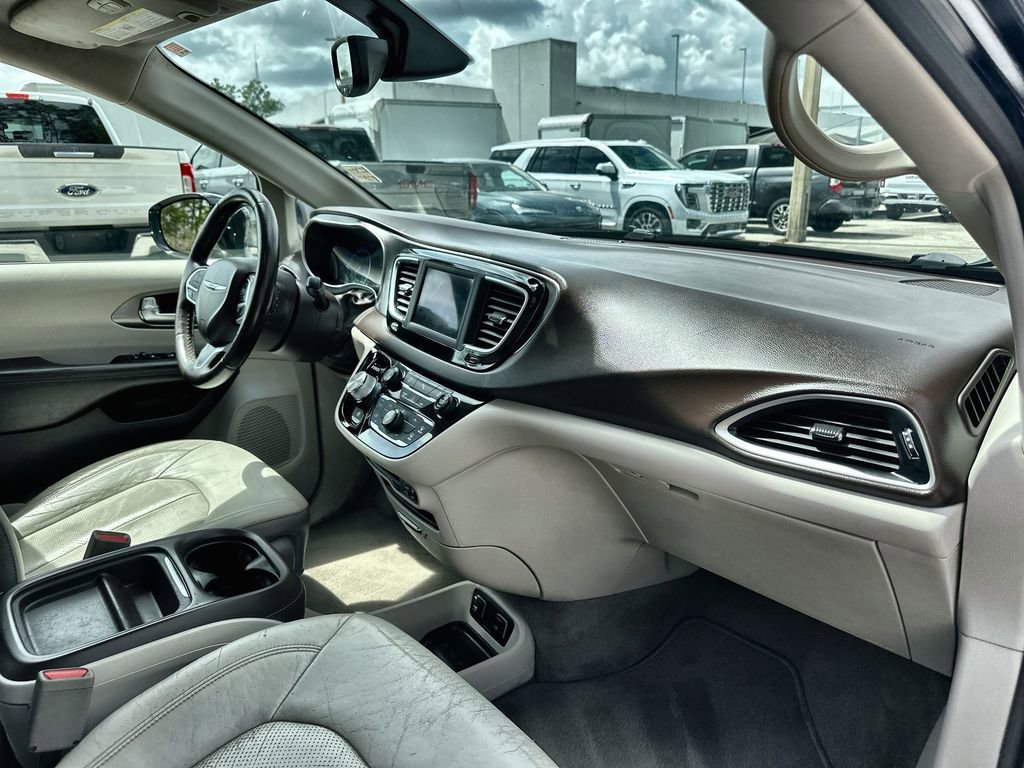 Used 2019 Chrysler Pacifica Touring-L FWD image 27