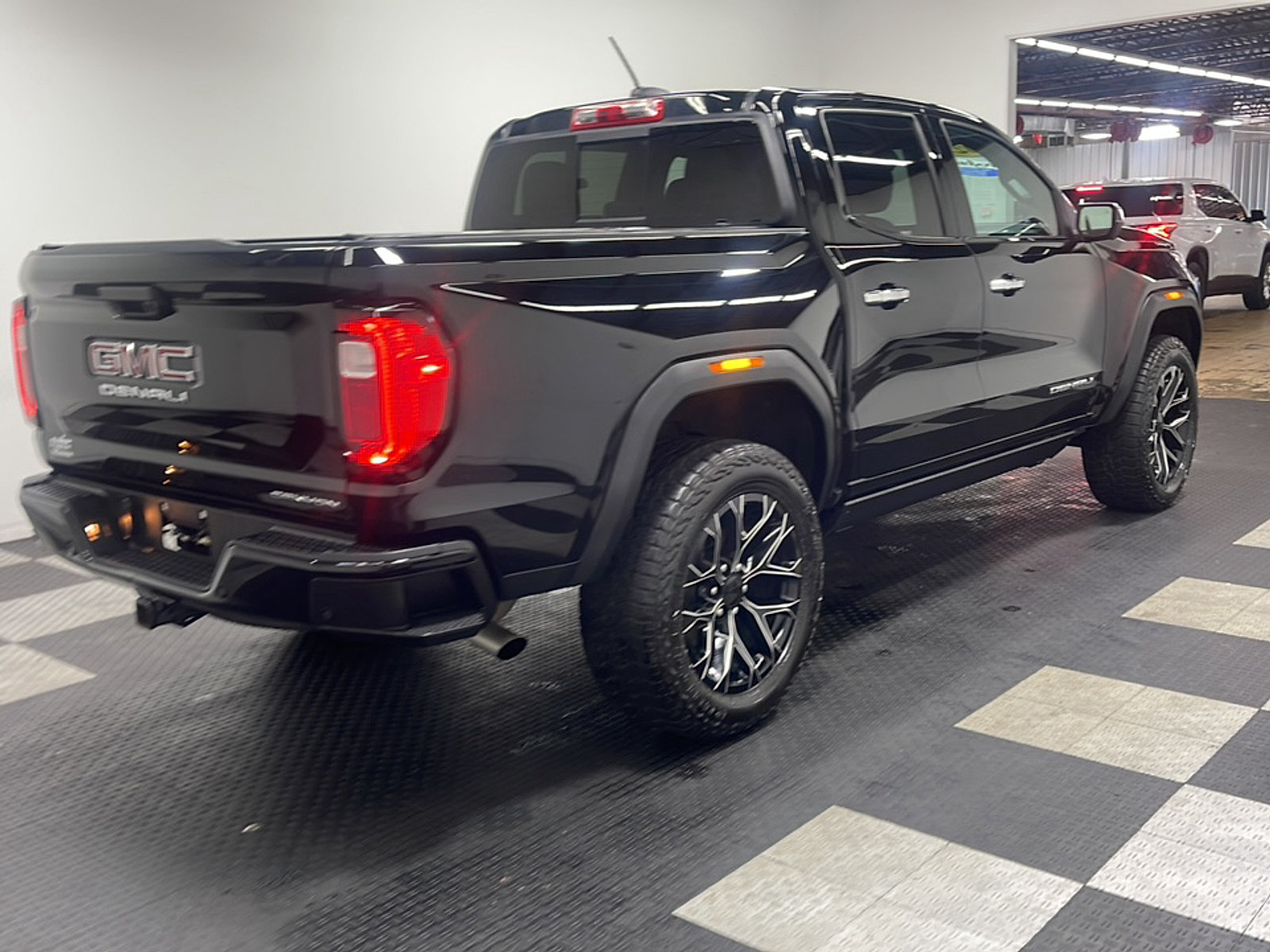 Used 2023 GMC Canyon Denali w/ Denali Black Edition AWD/4WD image 19