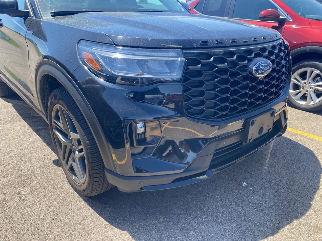 Used 2025 Ford Explorer ST-Line w/ ST-Line Street Pack AWD/4WD image 5