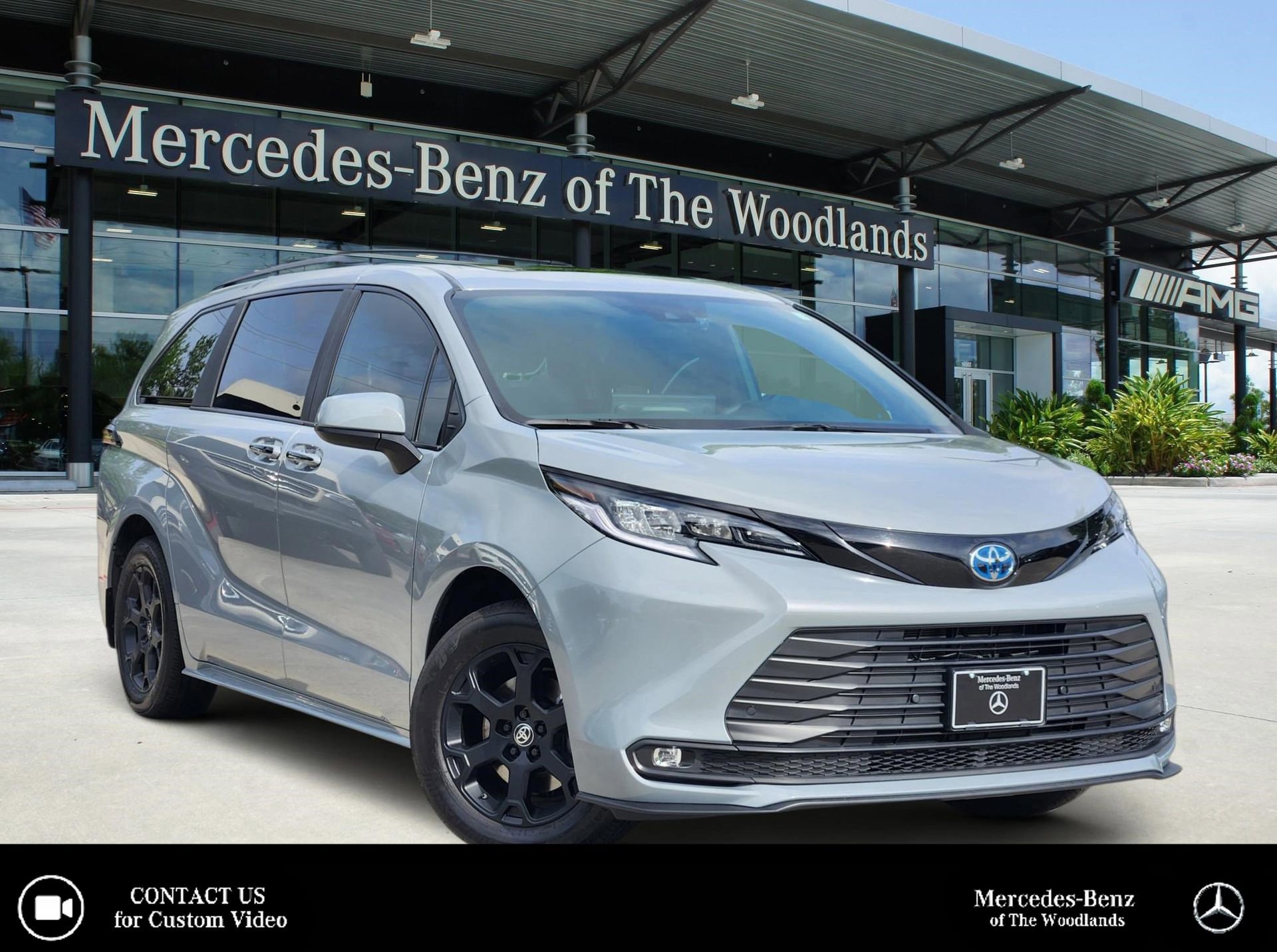 Used 2025 Toyota Sienna XLE Woodland Edition image 1