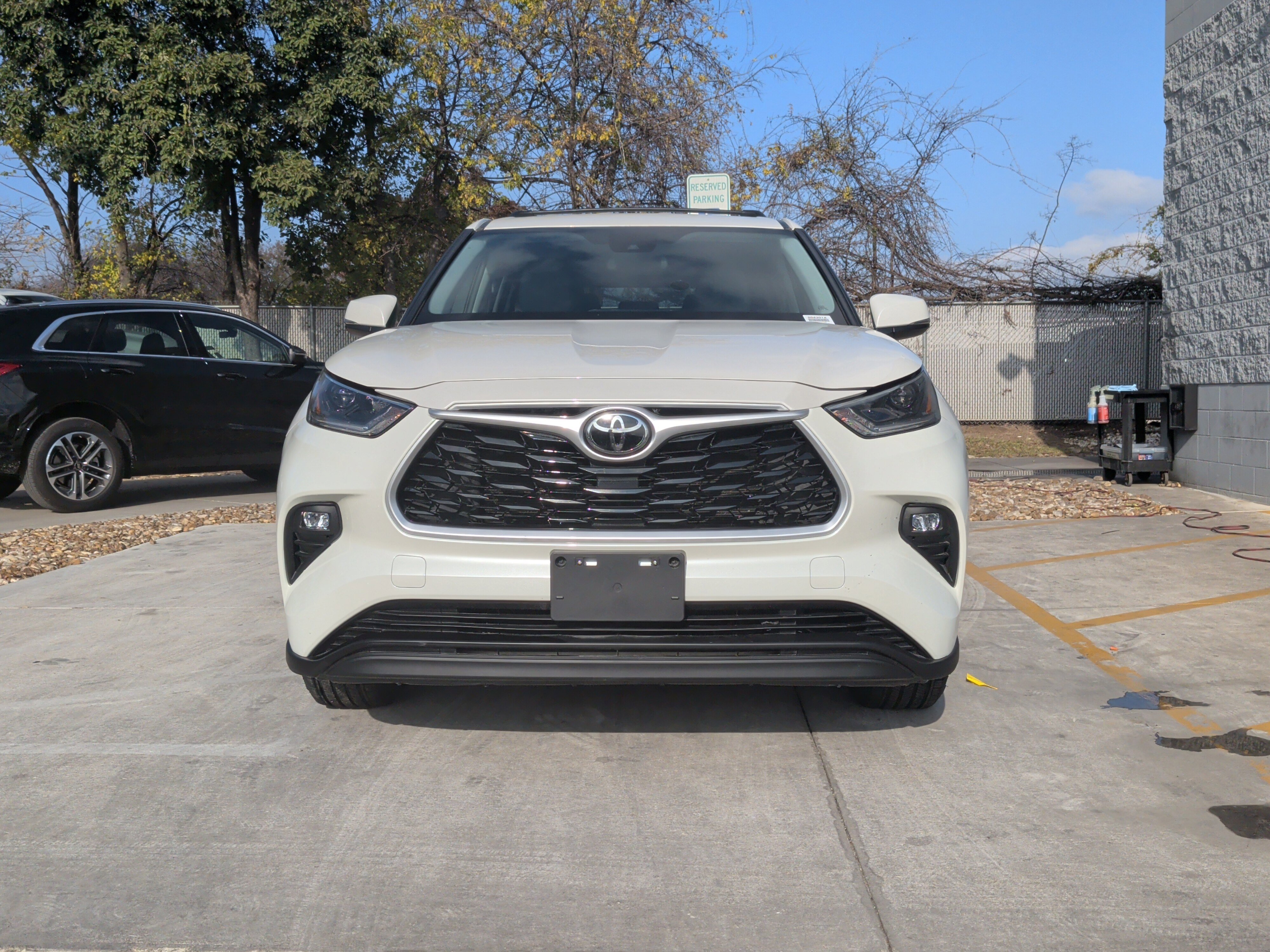 Used 2021 Toyota Highlander LE image 3