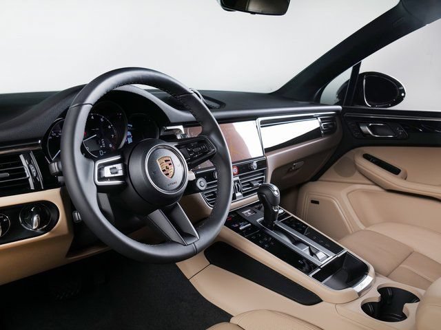 Certified 2026 Porsche Macan AWD/4WD image 4