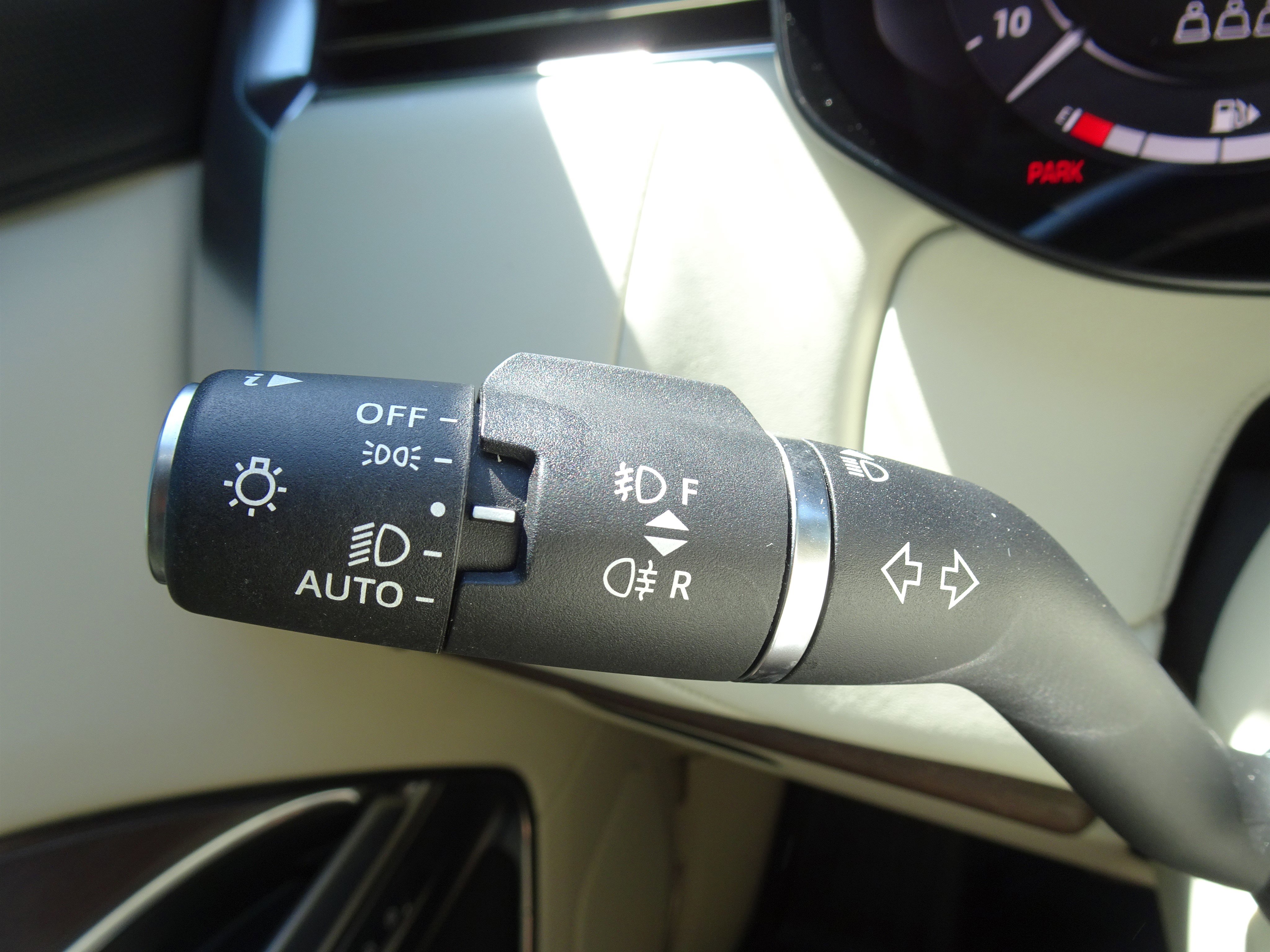 Certified 2025 Land Rover Range Rover SE AWD/4WD image 35