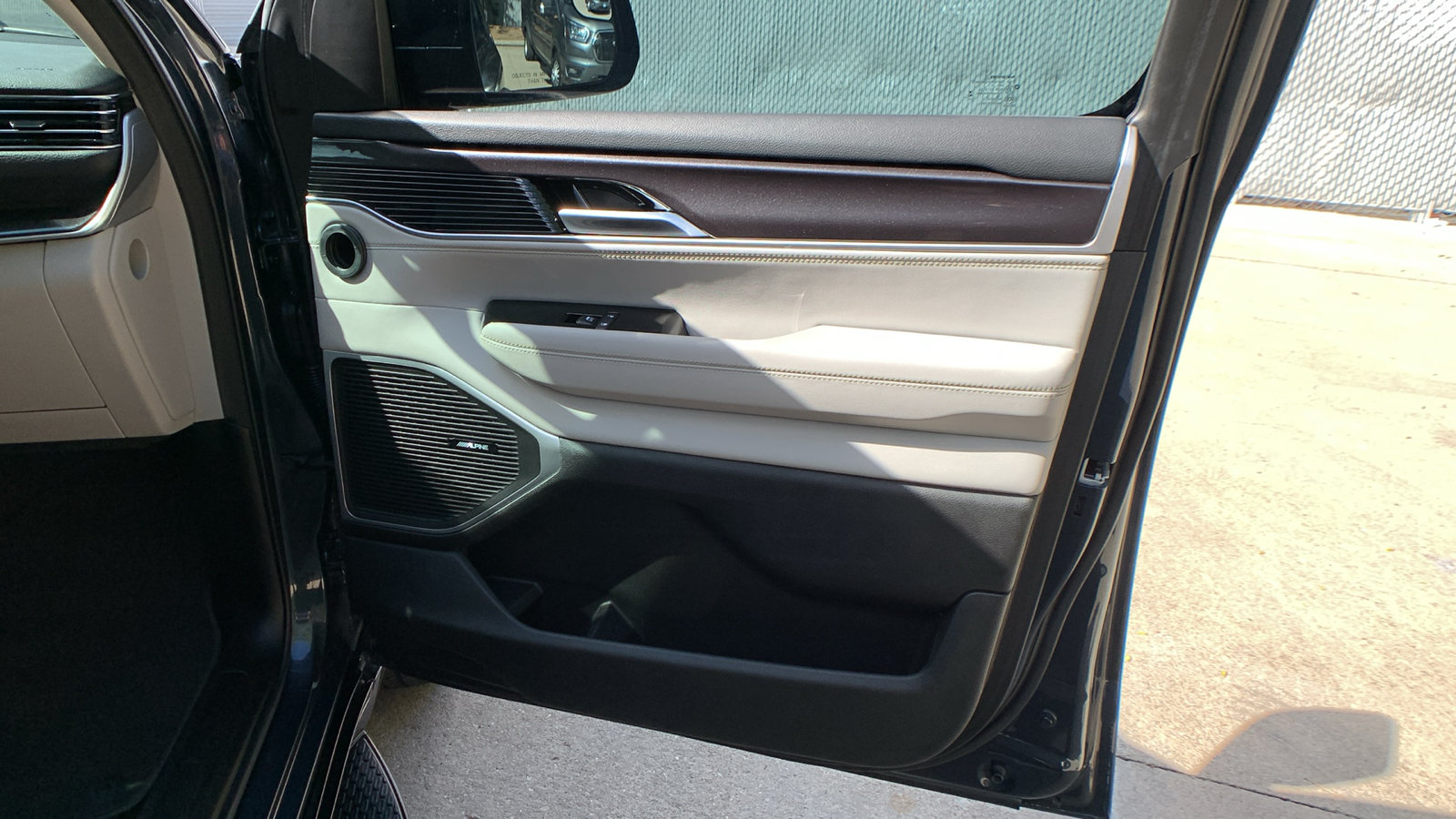Used 2023 Jeep Wagoneer 4WD w/ Convenience Group I image 27