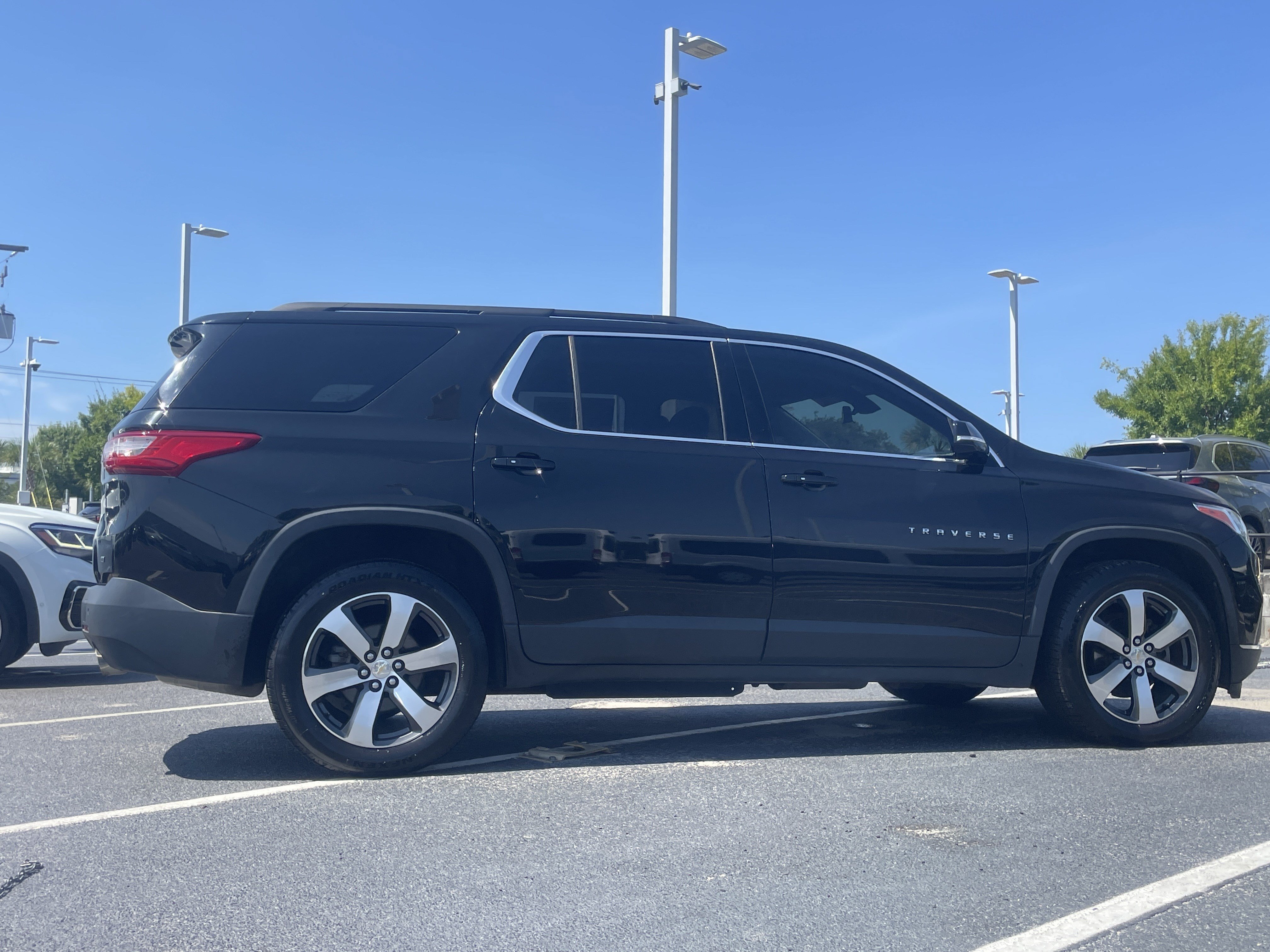 Used 2019 Chevrolet Traverse LT w/ LT Premium Package AWD/4WD image 11
