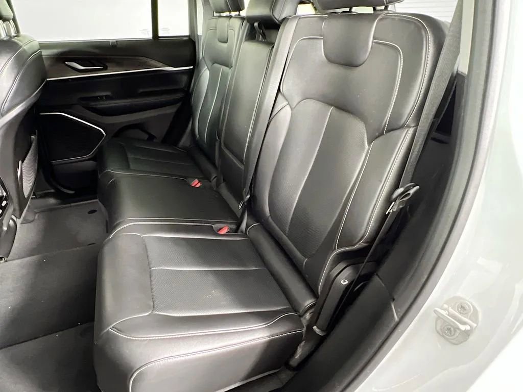 Used 2022 Jeep Grand Cherokee Limited w/ Luxury Tech Group II AWD/4WD image 25
