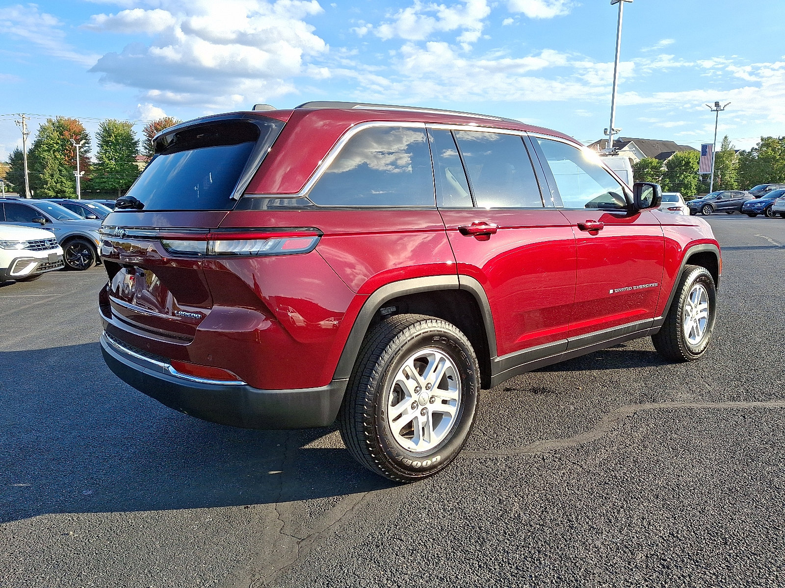Used 2023 Jeep Grand Cherokee Laredo image 6