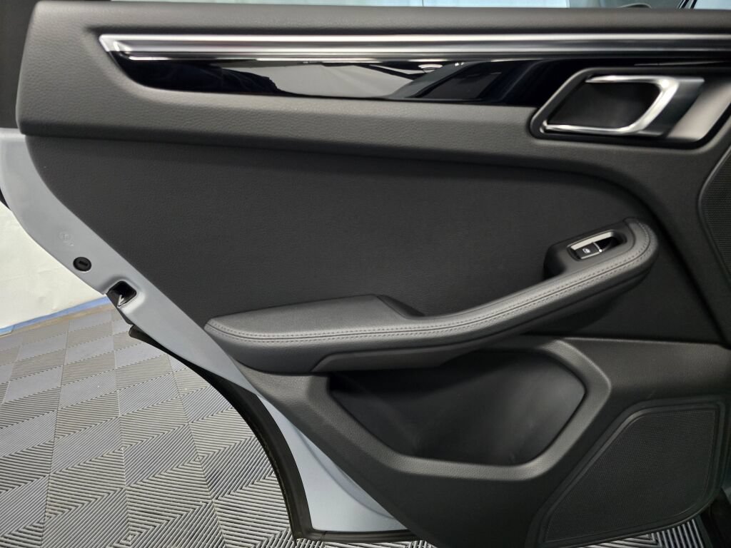 Certified 2023 Porsche Macan AWD/4WD image 21