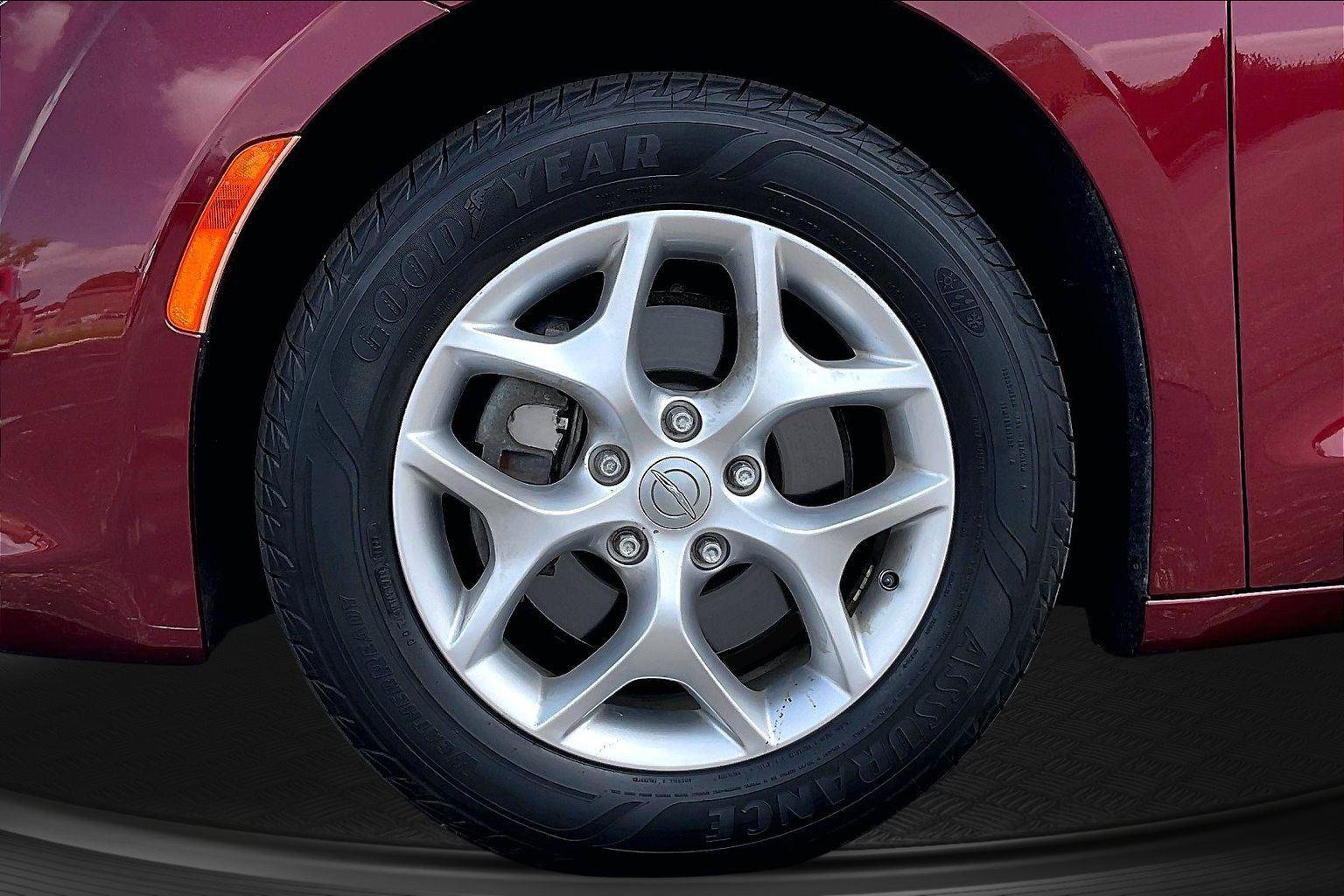 Used 2019 Chrysler Pacifica Touring-L w/ Tire & Wheel Group FWD image 9