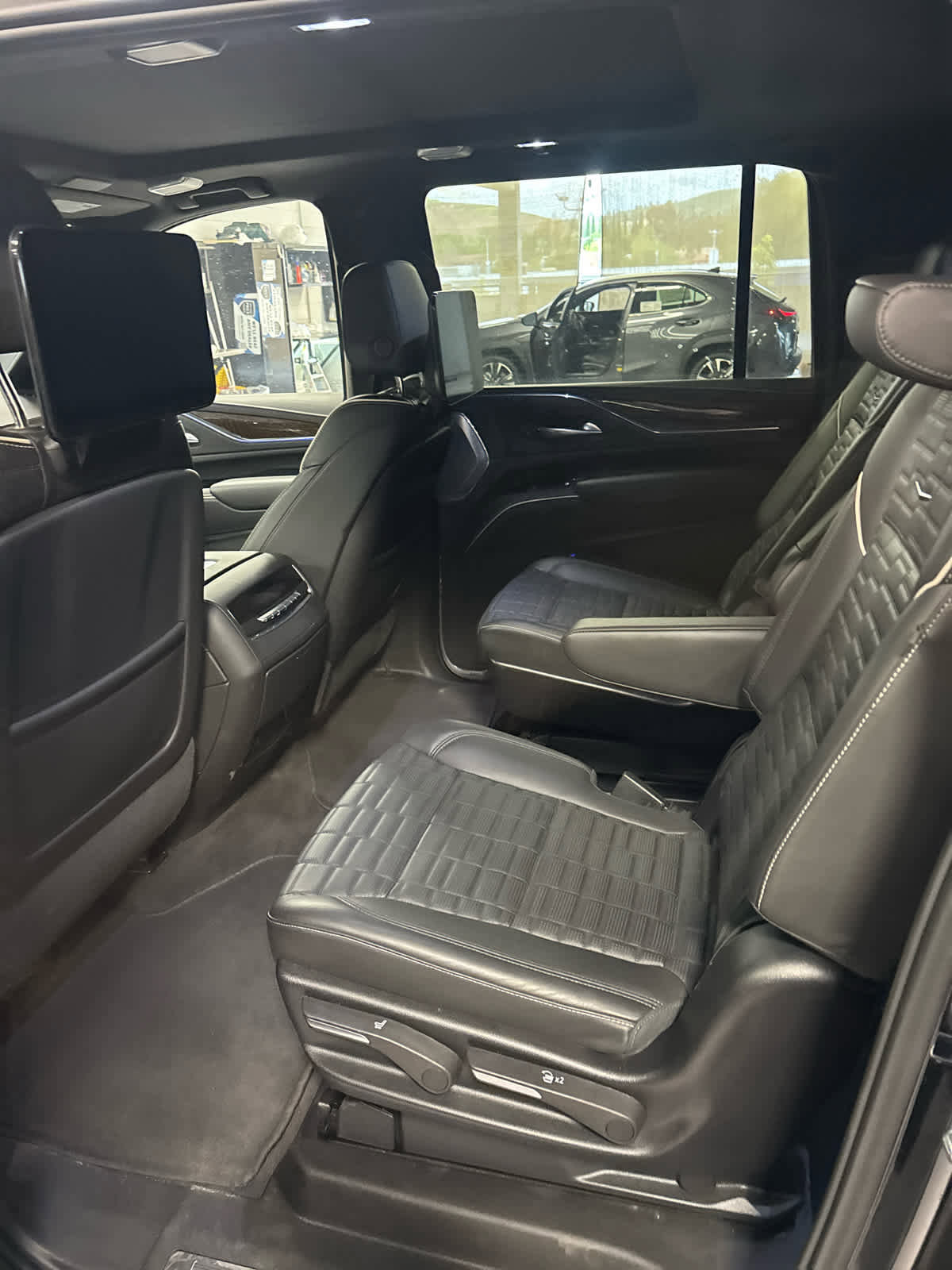 Used 2024 Cadillac Escalade ESV Premium Luxury Platinum image 6
