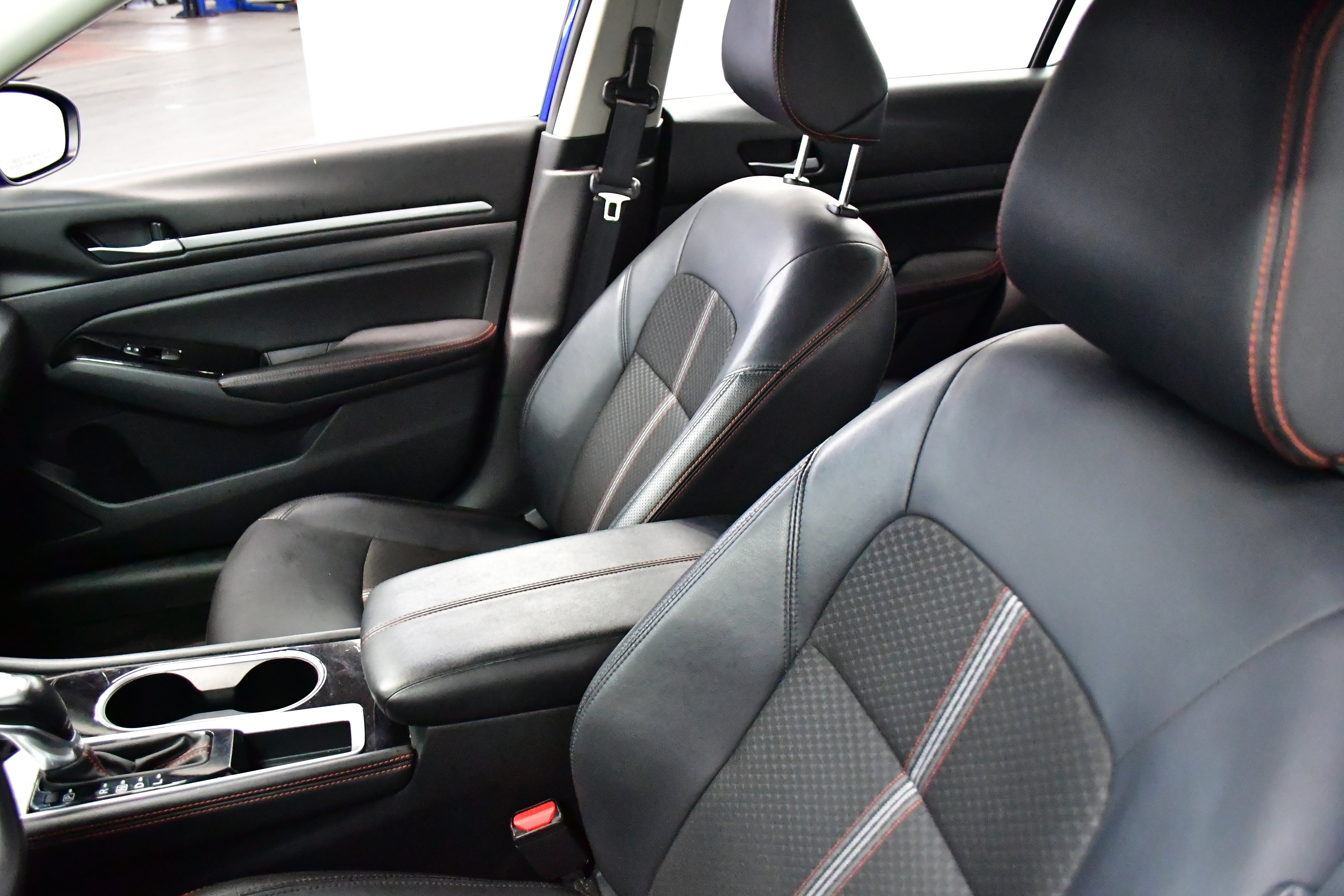 Used 2025 Nissan Altima 2.5 SR image 8