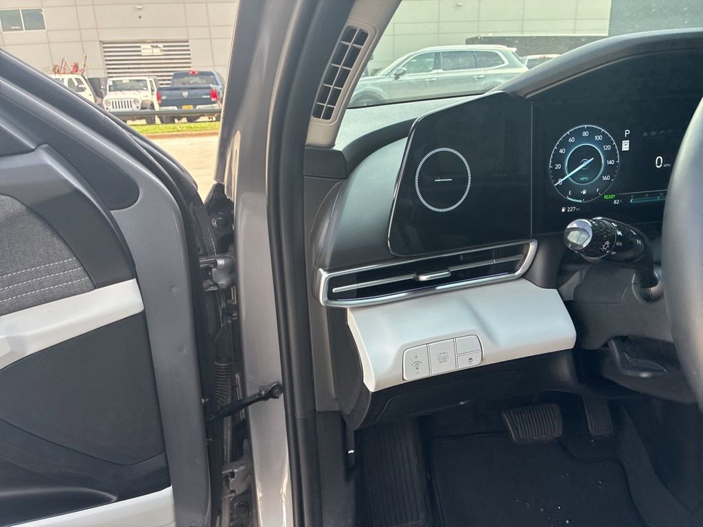 Used 2025 Hyundai Elantra Limited image 19