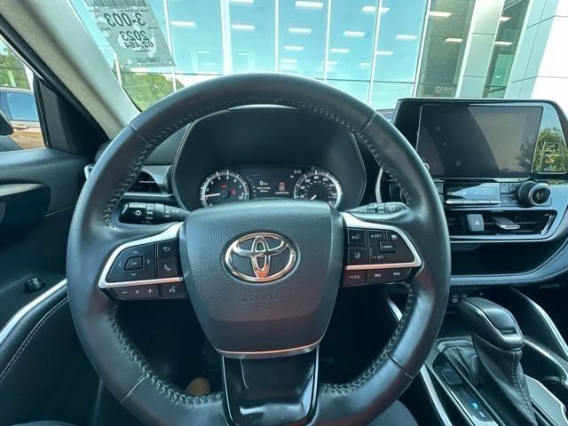 Used 2023 Toyota Highlander LE FWD image 32
