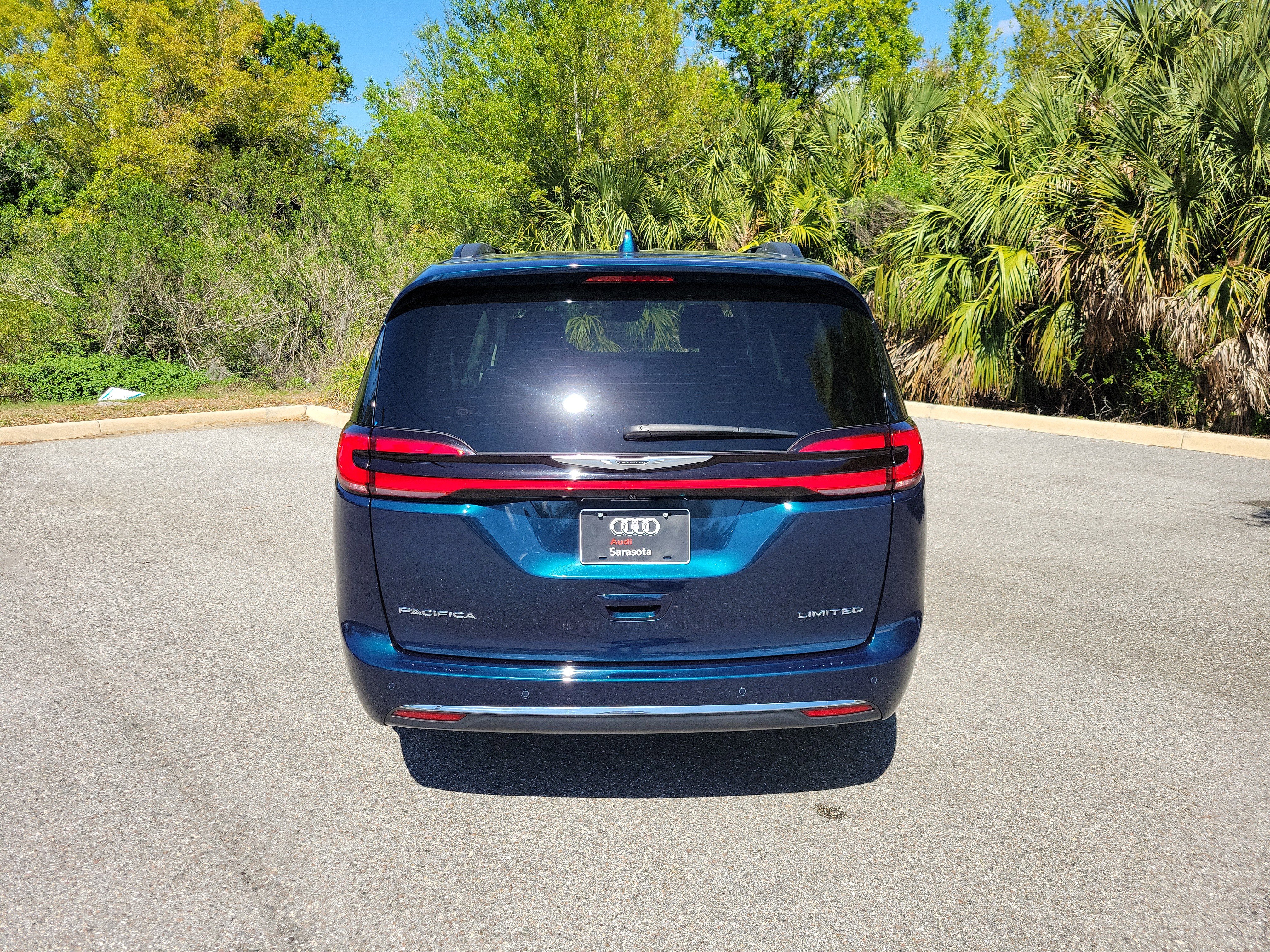 Used 2022 Chrysler Pacifica Limited image 5