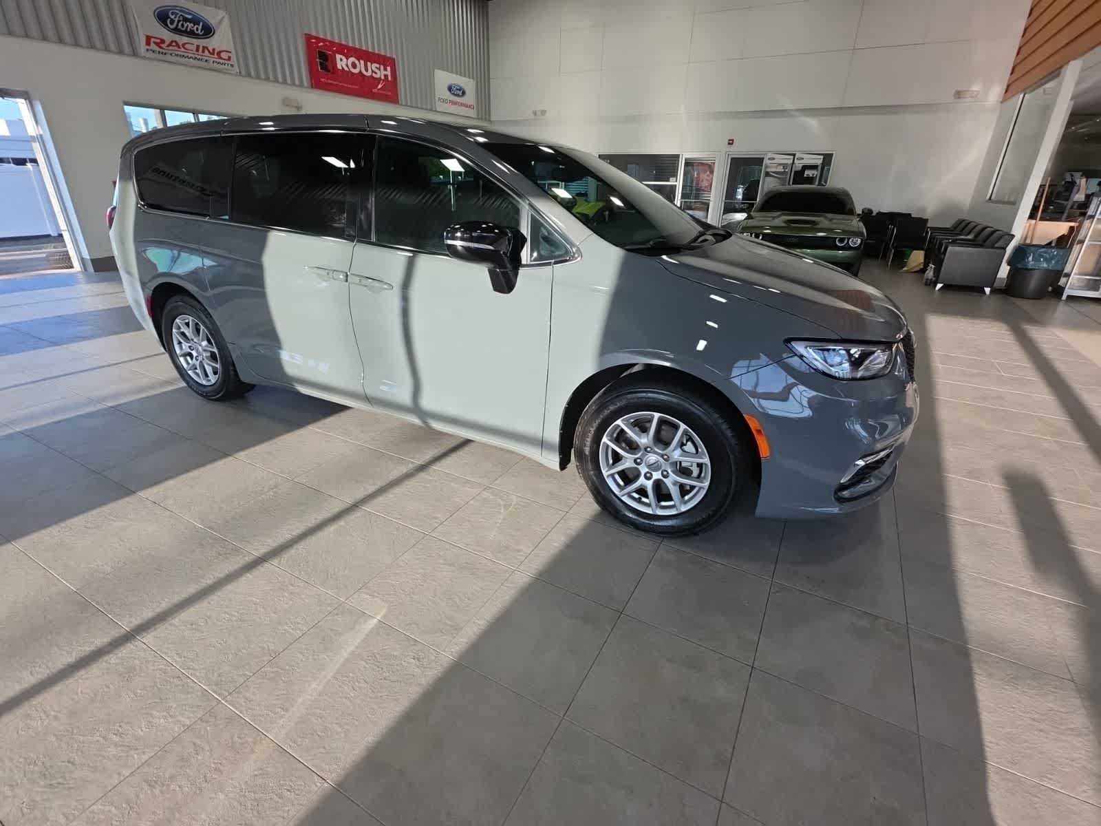 Used 2025 Chrysler Pacifica Select FWD image 5