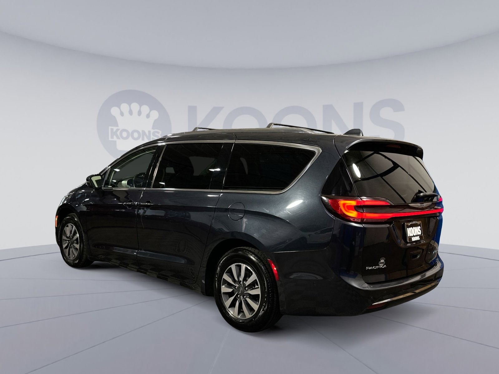 Used 2021 Chrysler Pacifica Touring-L image 4