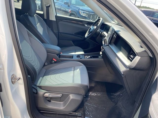 New 2025 Volkswagen Tiguan SE image 45