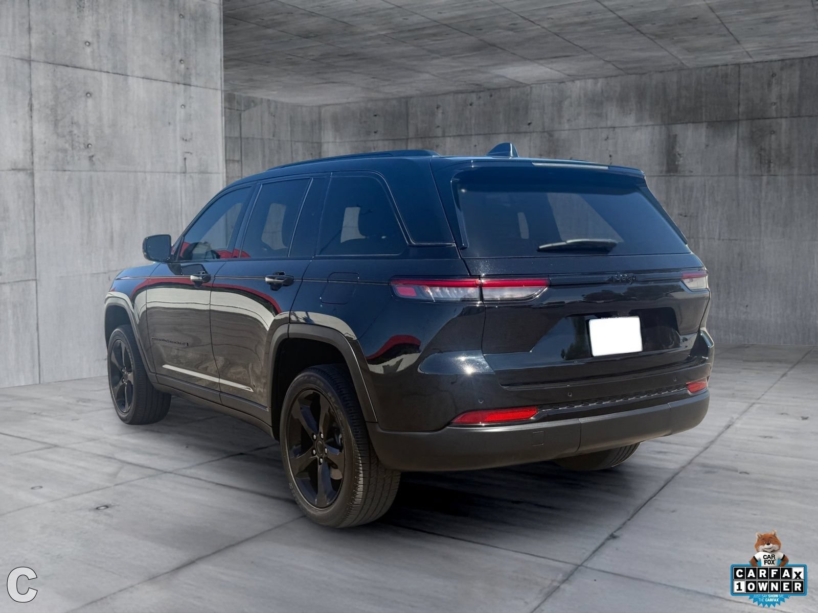 Used 2023 Jeep Grand Cherokee Altitude RWD image 4