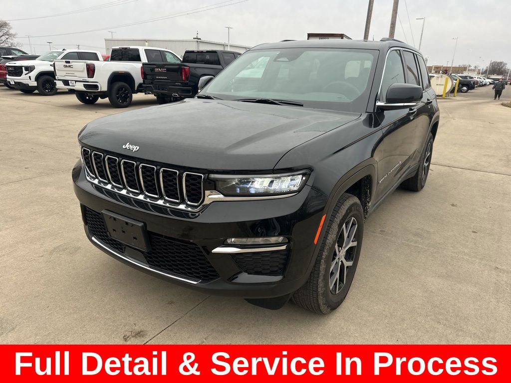 Used 2024 Jeep Grand Cherokee Limited image 3