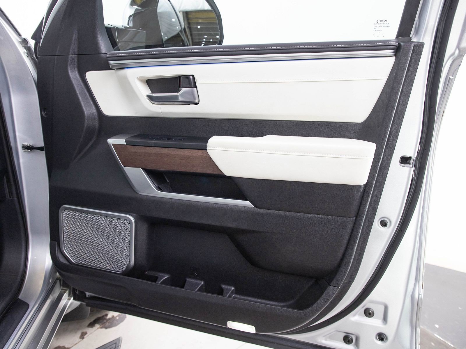 Used 2023 Toyota Sequoia Capstone AWD/4WD image 9