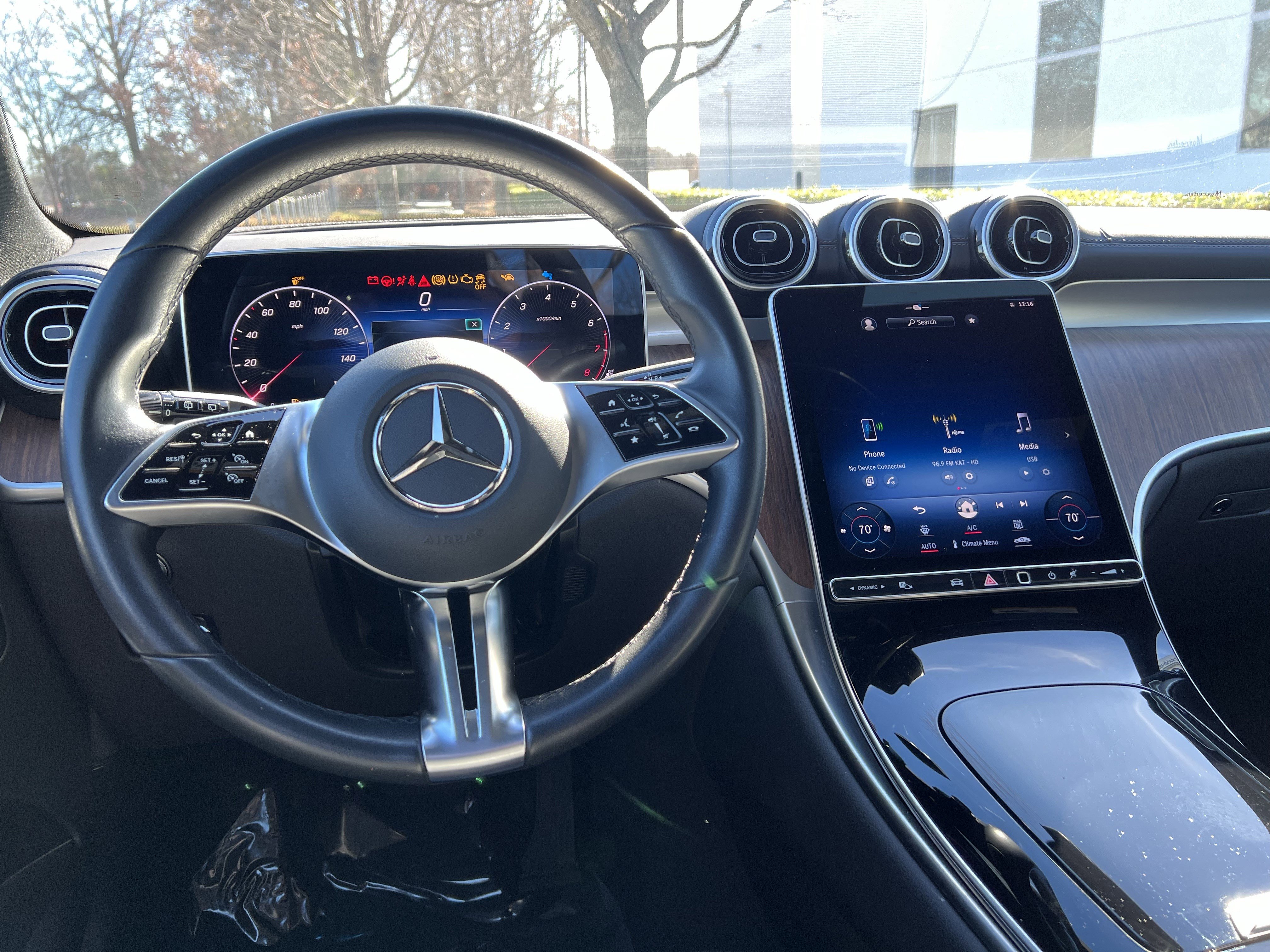 Used 2024 Mercedes-Benz GLC 300 4MATIC image 30