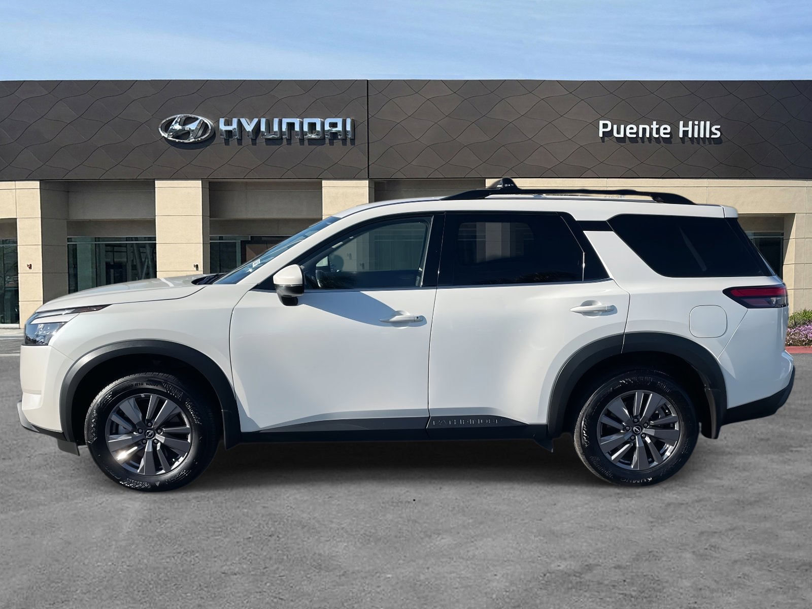 Used 2024 Nissan Pathfinder SV image 3