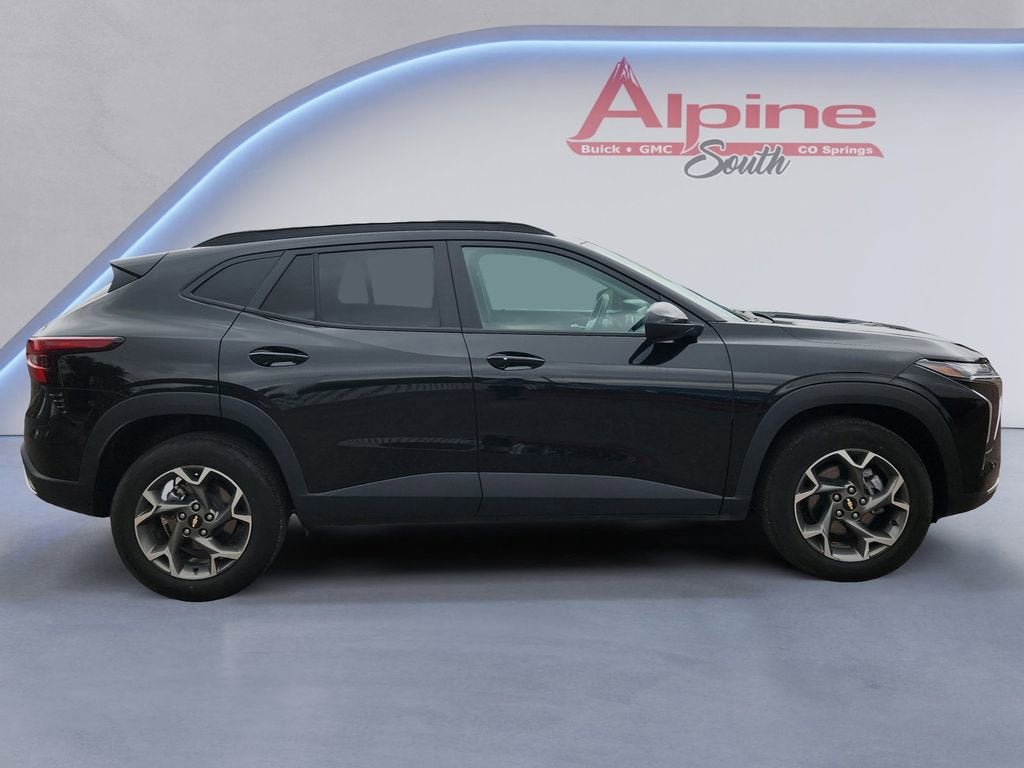 Used 2025 Chevrolet Trax LT w/ LT Convenience Package FWD image 6
