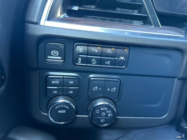 Used 2025 Chevrolet Suburban Z71 image 33