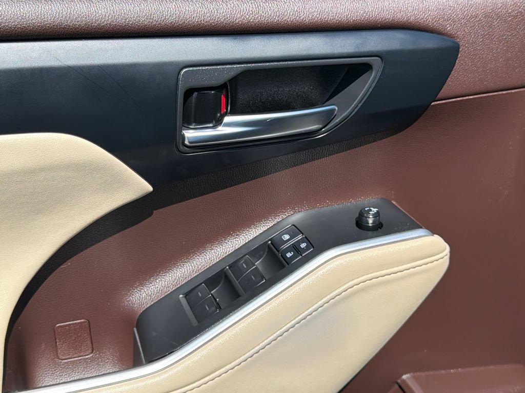 Used 2022 Toyota Highlander XLE AWD/4WD image 20
