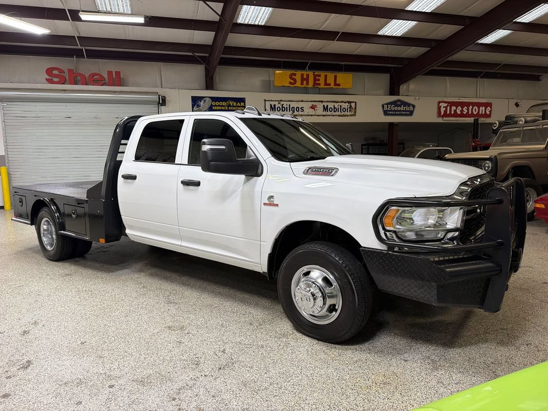 Used 2024 RAM 3500 Tradesman w/ Chrome Appearance Group AWD/4WD image 11